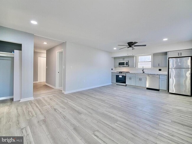 Upper Level Kitchen/Living Area - 1098 W Ridge Rd Apartamentos