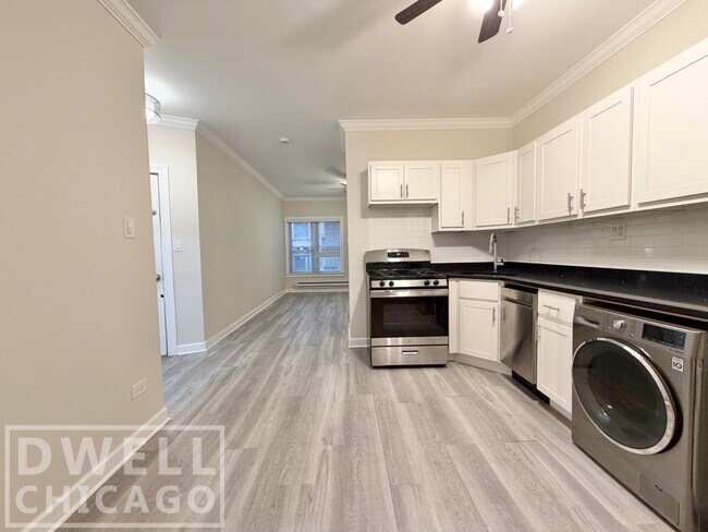 Photo - 727 W Roscoe St