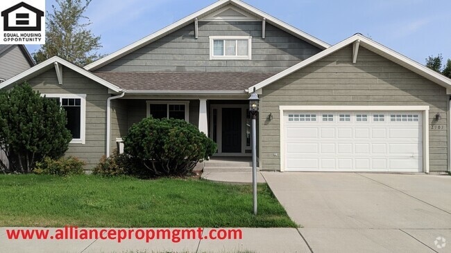 Building Photo - Spacious 3 bedroom house with fenced back ...
