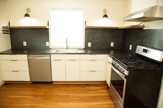 Photo - 4 Bedroom House Available Near Scott Stadi...