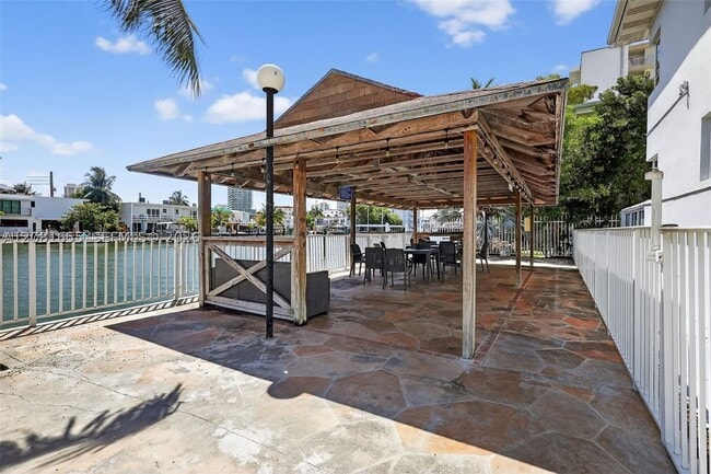 Building Photo - 7207 Bay Dr E Unit 25