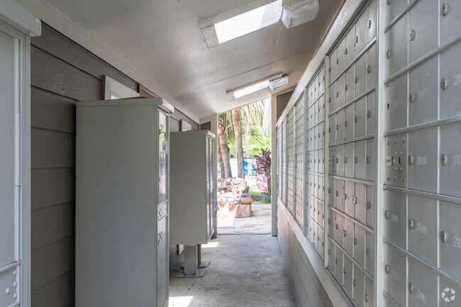 Amenities - Royal Wildewood Manor Apartments