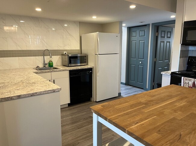 Photo - 3 Bed 1 Bath Unit in Ponoka, AB Unit B