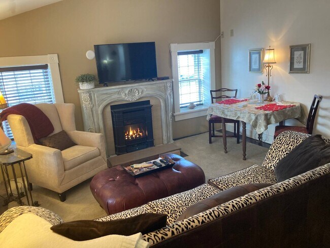 Living Room Area - 603 S Bench St Apartamentos Unidad 1