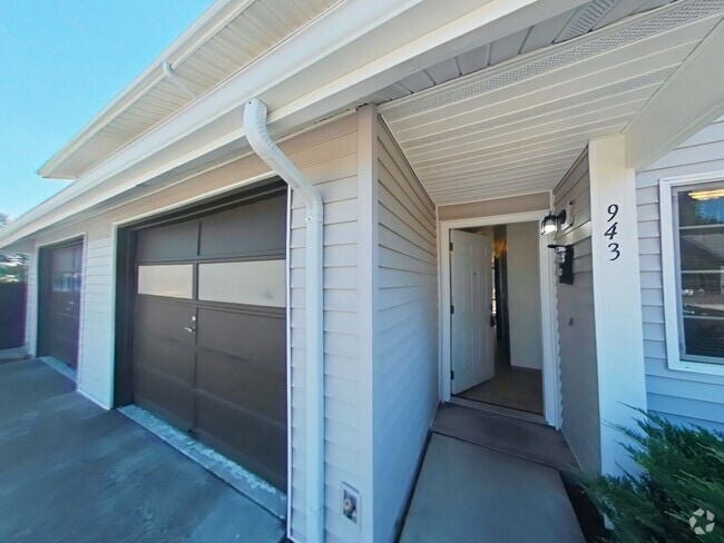 Building Photo - Duplex ~ Close to Campus ~ Pet Friendly Unit 943 NW 27th Rental
