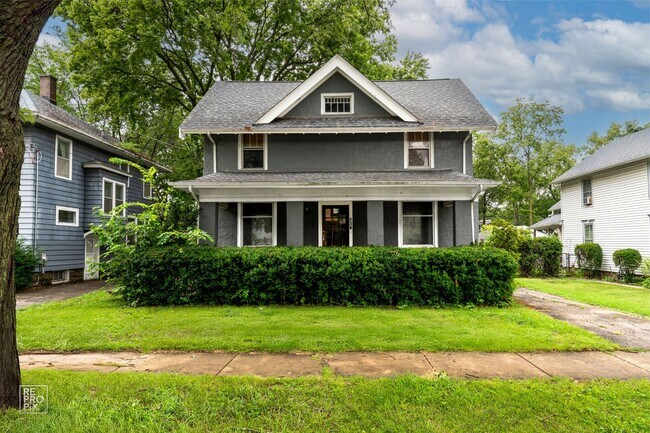 Aurora Home in Historic District - Aurora Home in Historic District