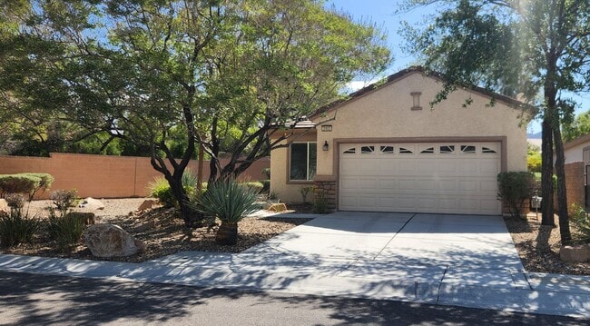 Building Photo - Freshly painted & all new carpeting - 3BR ... Rental
