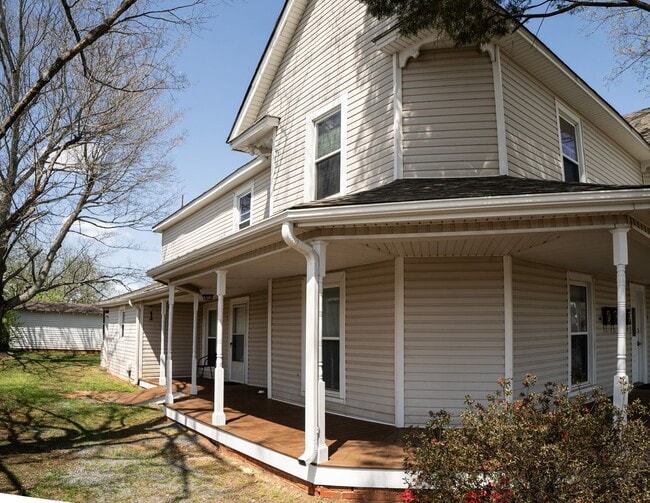 Photo - 1/2 Mo Off Special - Historic area - China Grove- 1 bed,1bath Unit