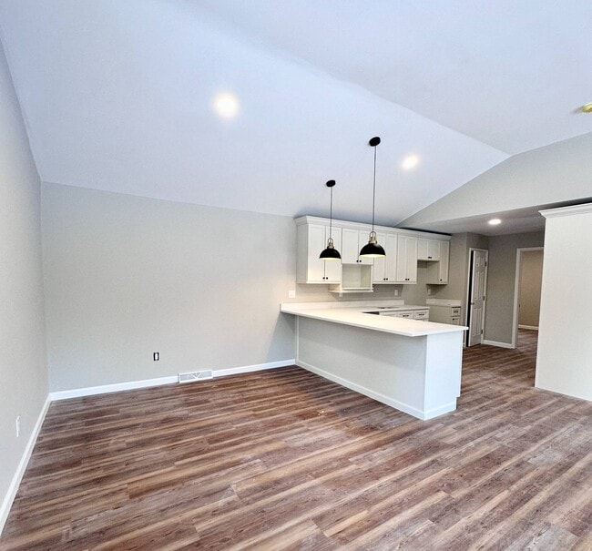 Photo - 521 Middleline Rd