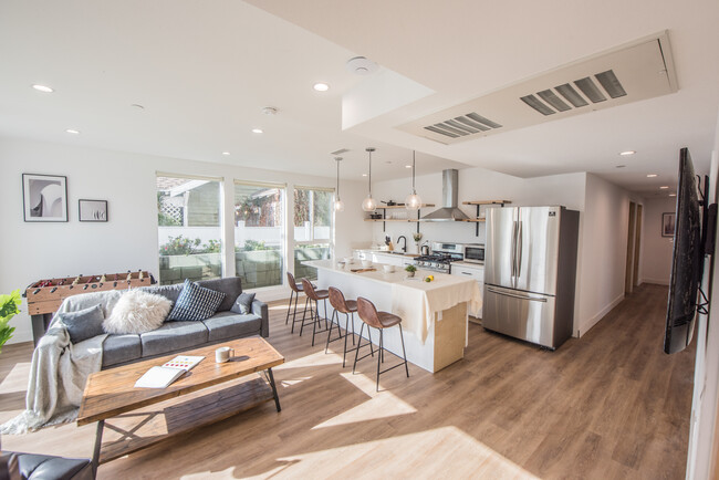 Shared kitchen - 1545 W 36th Pl Student Housing Apartments