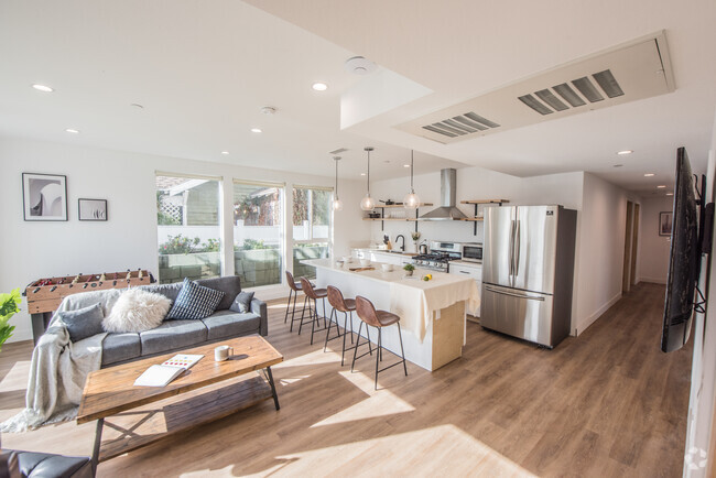 Shared kitchen - 1545 W 36th Pl Student Housing Rental