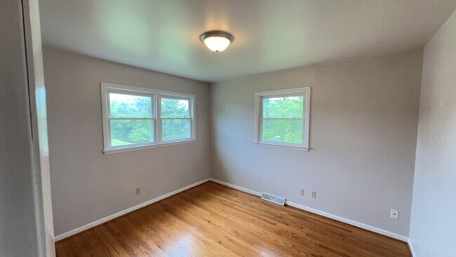 Photo - Oaklawn Avenue 3645/3647 Unit 3647