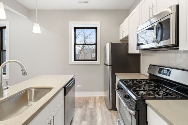Photo - Top Floor, Gorgeous, Renovated 2bd/2bth, West Town Available 4/20 Unidad 3B