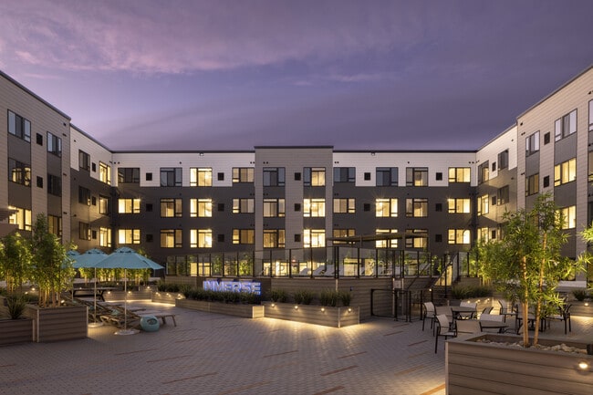 Courtyard Lounge & Firepit - Luxor Lifestyle Apartments Montgomeryville