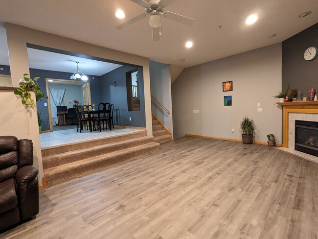 living room grand view with fireplace - 5034 Fountain Ln N Casa Adosada