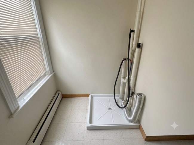 cuarto de lavandería con conexión para lavadora - 13 Winter St Unidad #1