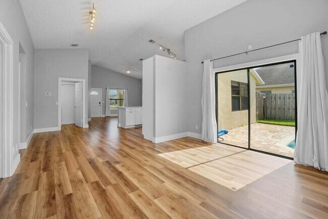 Photo - 6216 Mullin St