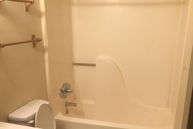 bathroom - 614 Cantebury Dr Unidad B