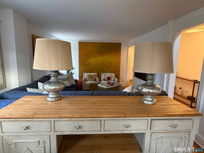 Photo - 174 Post Rd W