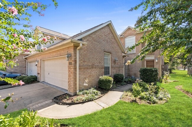 Building Photo - 1118 Enclave Square E