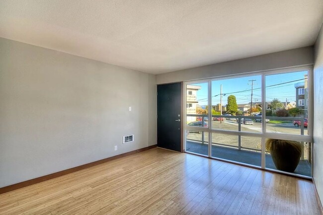 Photo - Location, Location, Location! - Modern one bedroom near Alki Point Lighthouse Unidad 13