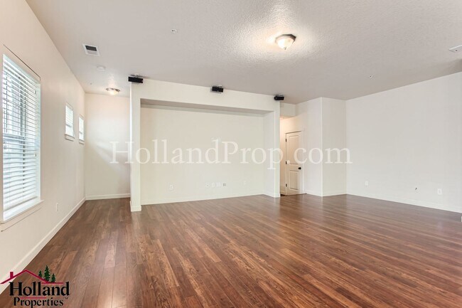 Photo - Beautiful 3-Bedroom Open Concept Condo in ...