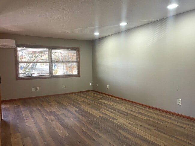 Photo - 400 W McLoughlin Blvd Unit 6