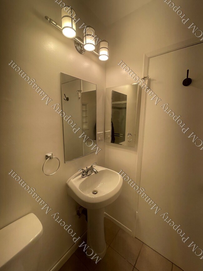 1317 n.º 8: baño principal - 1317 N Sweetzer Ave