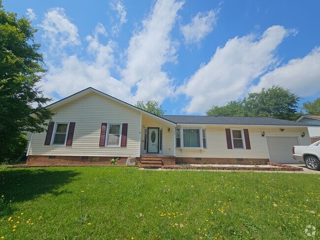 Building Photo - 3 Bed, 2 Bath with Screened in Porch Rental