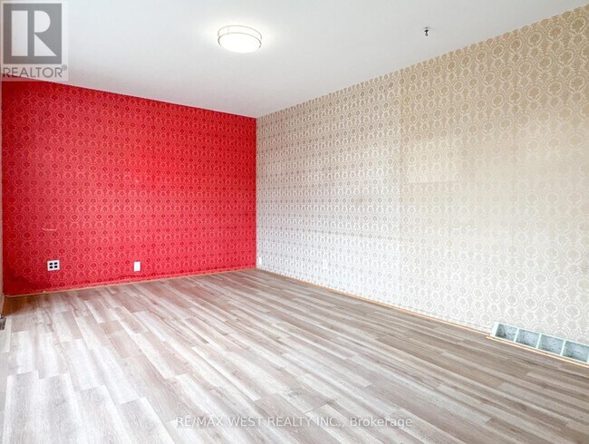 Photo - 32 Broadleaf Rd