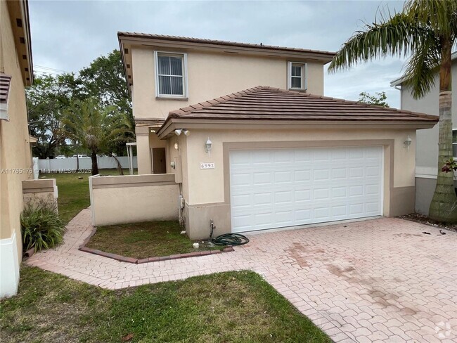 Building Photo - 6992 SW 148 Ln Rental