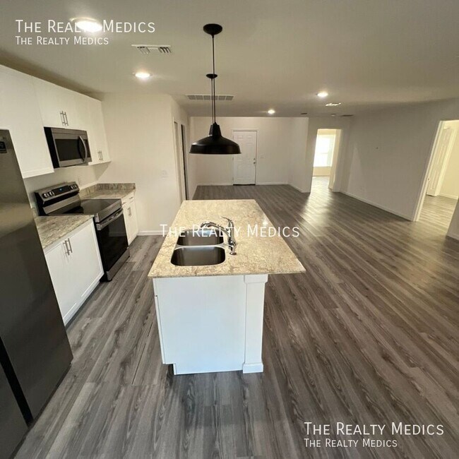 Photo - 182 Hillock Ave NW