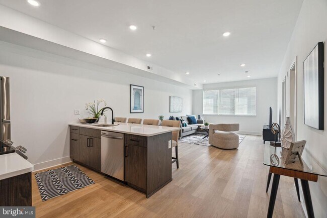 Photo - 1419 W Grange Ave Unit 411