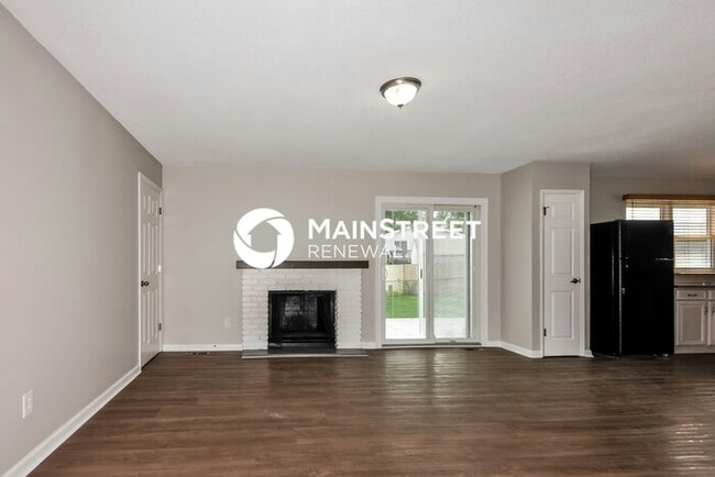 Photo - 3 Bedroom Pet-Friendly Home in ST PETERS, MO with Main Street Renewal