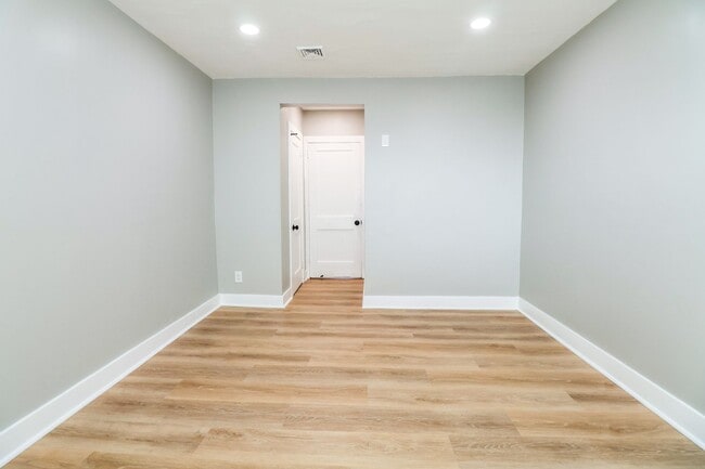 Photo - 5548 Woodland Ave Unit B