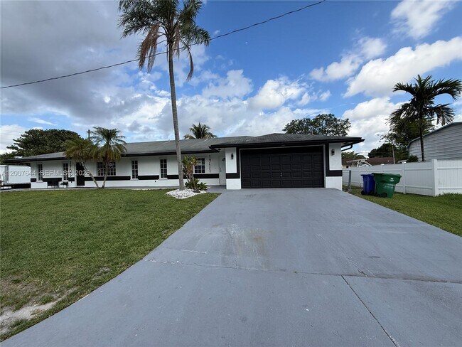 Building Photo - 1711 SW 100th Ave Unit 1-2