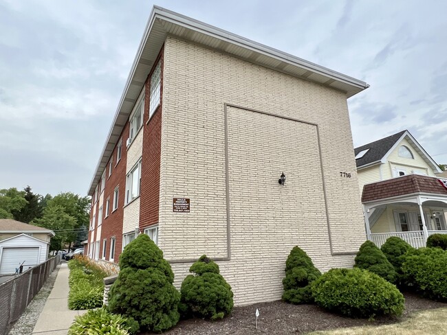 Building Photo - 7716 Ogden Ave Unit 3R