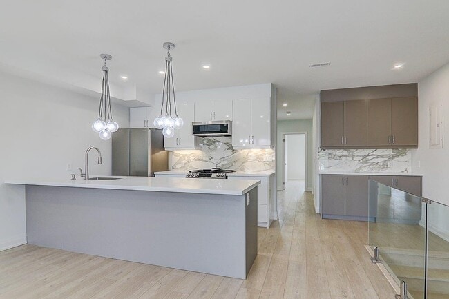 Building Photo - 115 Livingstone Ave Unit Upper