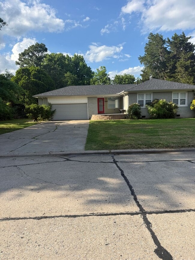 Building Photo - 1215 Westlawn Dr