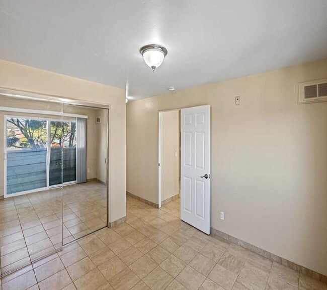 Building Photo - 414 Larkin St Rental