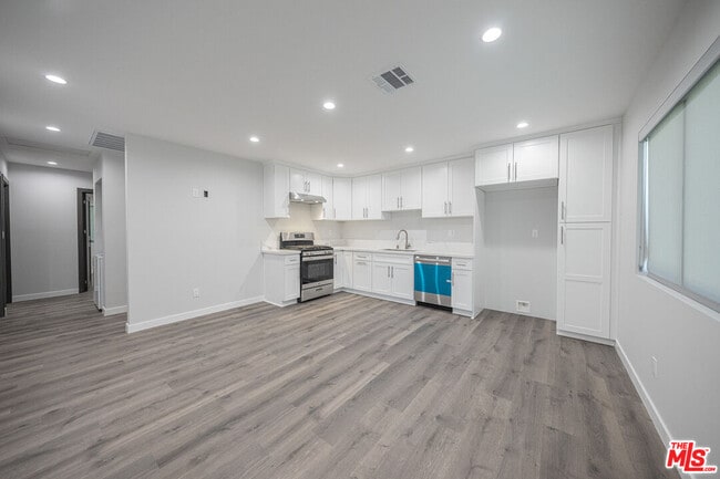 Photo - 5837 Cartwright Ave