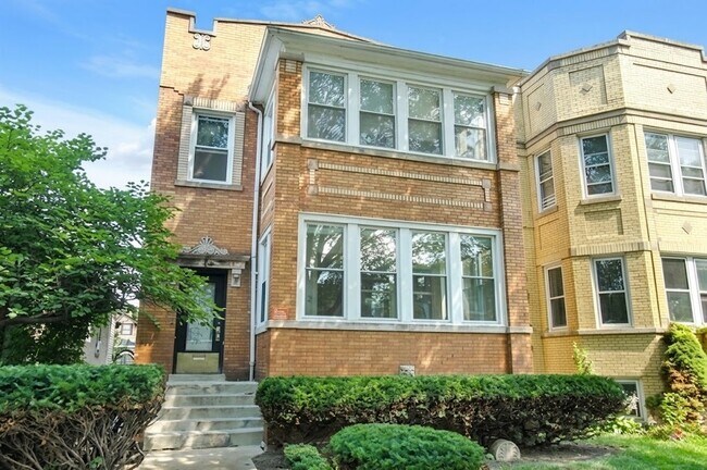 Building Photo - 4112 W Wellington Ave Unit 1R