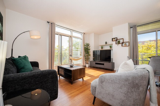 Building Photo - 151 Av. Atwater