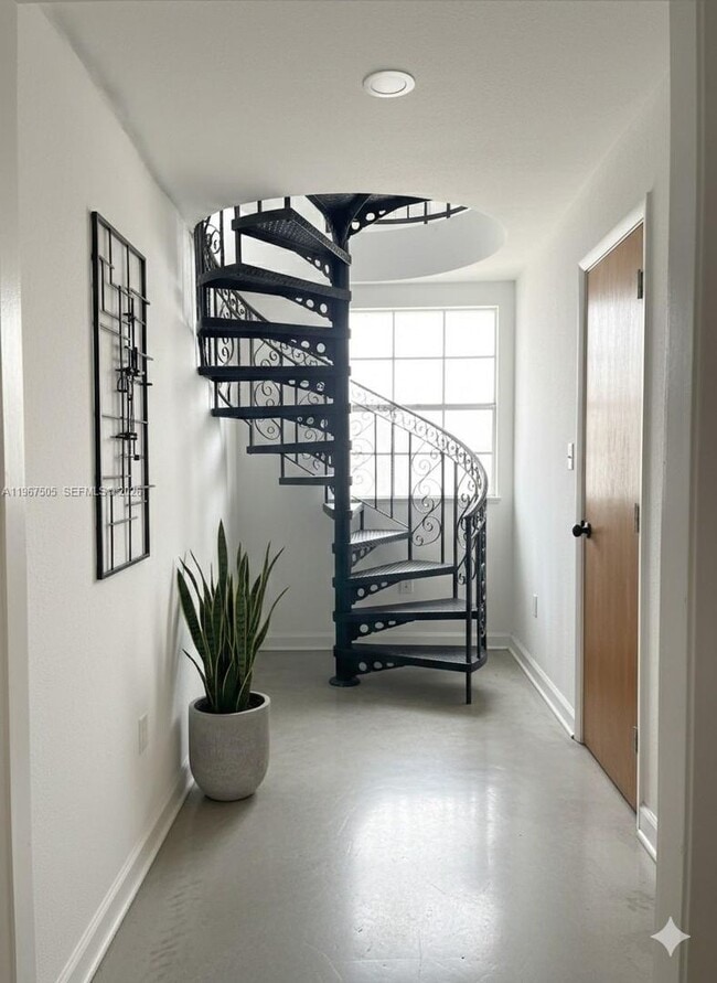 Photo - 992 E 18th St