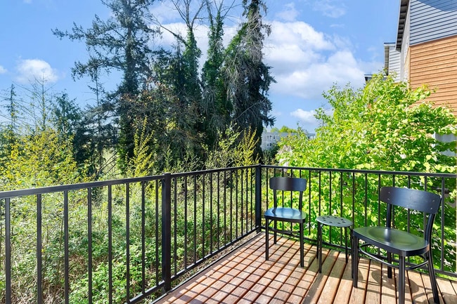 Photo - Modern 3 beds/ 2.5 bath townhouse in Kenmore!