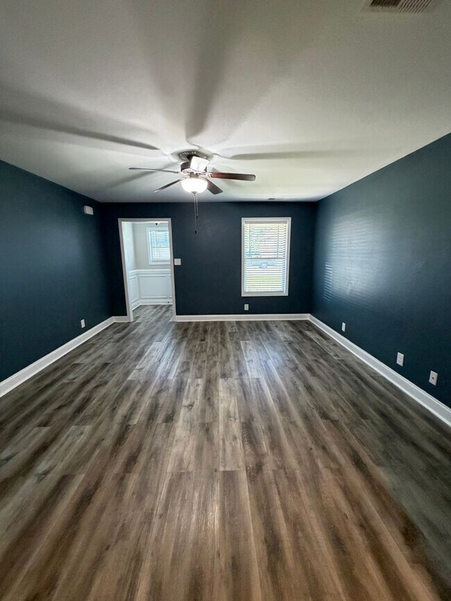 Photo - Large 4 Bedroom 2 1/2 Bath Pet Friendly Home For Rent!