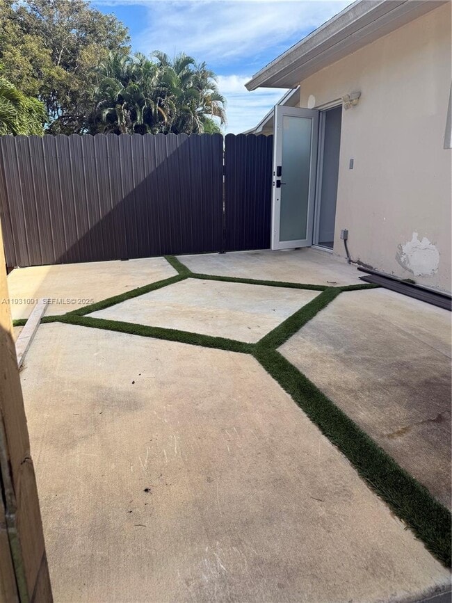 Building Photo - 2321 NW 85th Ave Unit 1