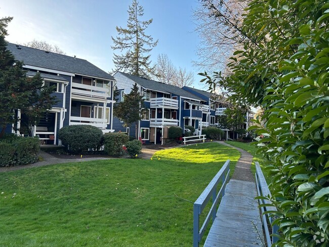 Building Photo - (946) 2790-H - Beautiful 2-bedroom/1-bath Unit 2790 H Rental