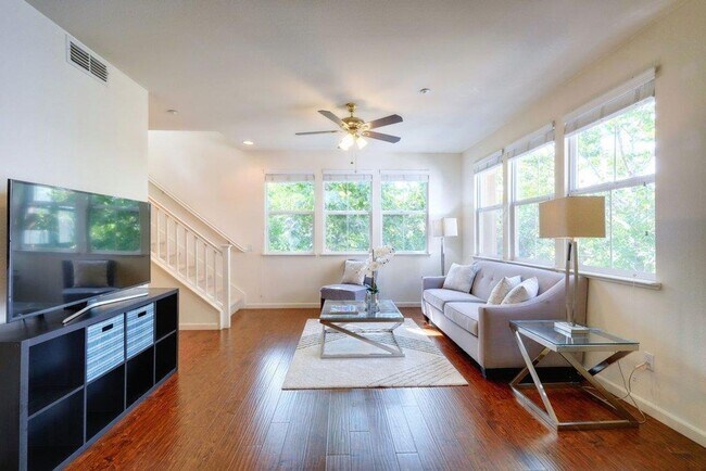 Photo - SAN JOSE - Well Maintained Tri-Level 2/2.5 Townhouse