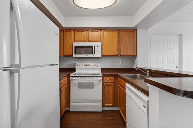 Building Photo - ONE BEDROOM ONE BATHROOM!! Waterfront Comm... Unit 26 Rental